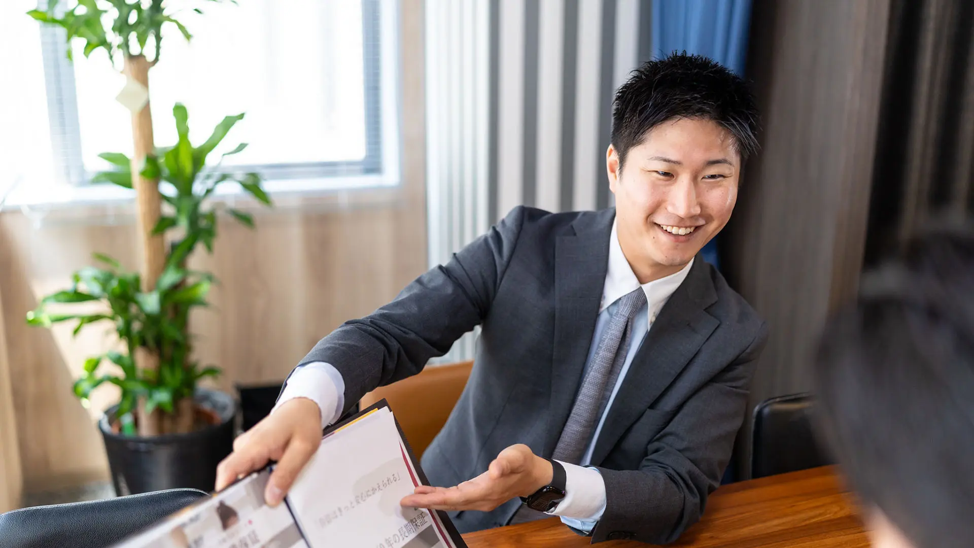 平均年収1223万円の不動産営業